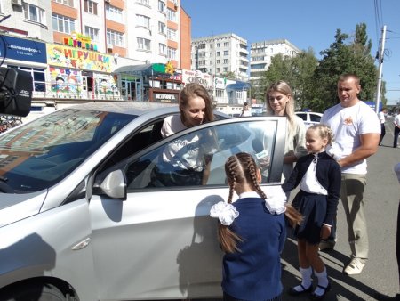 В канун Дня Знаний транспорт города Ставрополя украсили белые банты со световозвращающими лентами