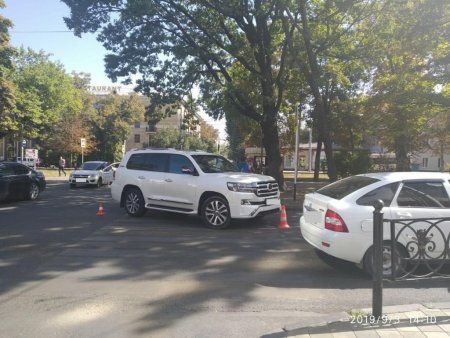 Водитель престижного внедорожника сбил трех пешеходов в Ставрополе
