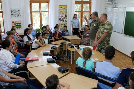 В поддержку акции «Вместе против террора» представители Росгвардии посетили коррекционную школу в Ставрополе