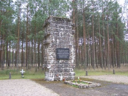 мемориал на братском захоронении в Чарне, Польша