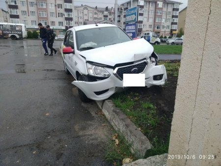 Житель Кисловодска протаранил дорожный знак в краевом центре