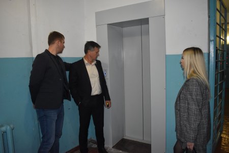 Министр ЖКХ края Роман Марченко проинспектировал ход работ по замене лифтов в краевом центре