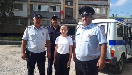 Полицейские Урванского района поздравили детей с новым учебным годом