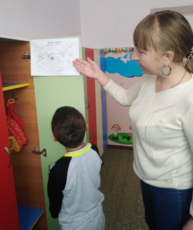 Безопасные маршруты следования домой с помощью схем на детских шкафчиках изучают ставропольские детсадовцы
