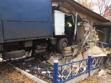 В Воронежской области грузовик протаранил здание администрации