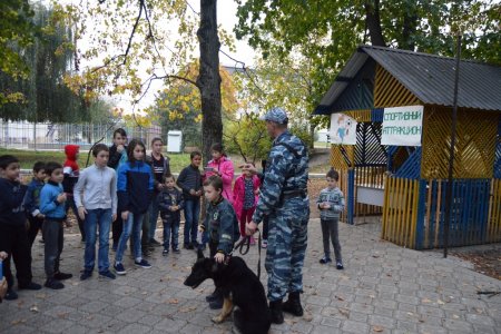 В Нальчике полицейские и общественники рассказали детям о правильном обращении с животными