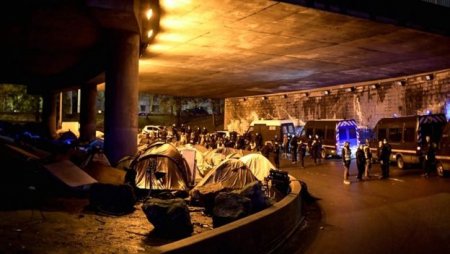 Кризис мигрантов в Европе: французская полиция очистила лагеря кольцевой дороги Парижа