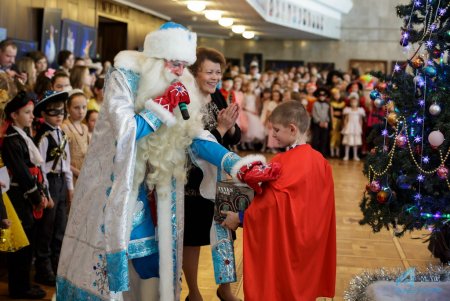 Более 133 тысячи школьников получат губернаторские новогодние подарки