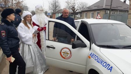 В Георгиевске сотрудники ГИБДД в костюмах Деда Мороза и снегурочки поздравляют автолюбителей с наступающими новогодними праздниками