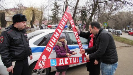 В Пятигорске школьники и сотрудники ГИБДД призывают позаботиться о детской безопасности на дорогах
