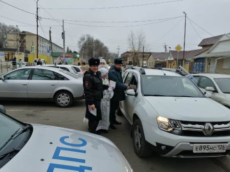 На Ставрополье Дед Мороз, автоинспекторы и спасатели проводят уроки дорожной безопасности