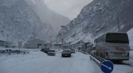 Движение автотранспорта между Россией и Грузией приостановлено из-за погоды