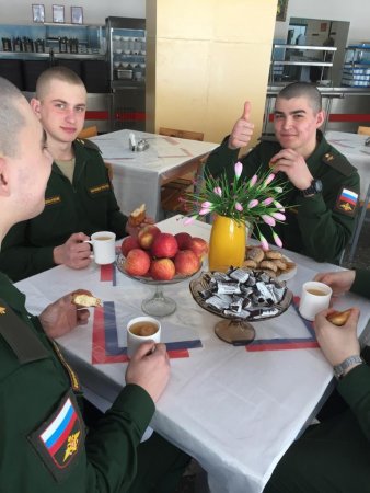 В российских воинских частях поздравили первых весенних именинников