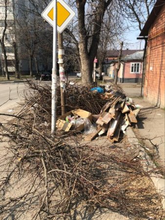 Коммунальщики Ессентуков убрали очередной навал бытовых отходов