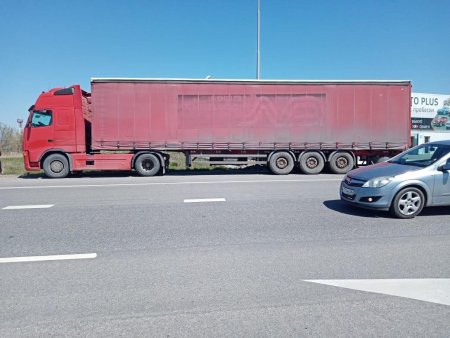 В Минераловодском районе грузовик наехал на пешехода, стоявшего на обочине