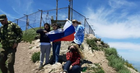 Ессентучане подняли российский флаг над Бештау