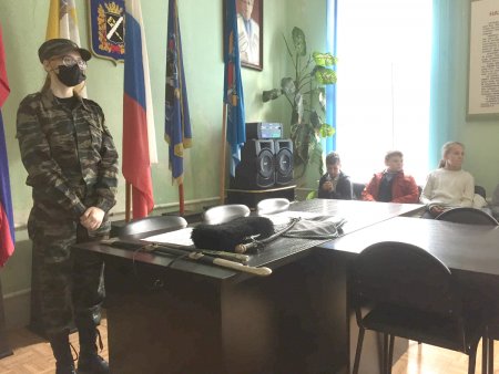 Казаки из Новопавловского городского общества провели внеклассный урок для кадетского класса