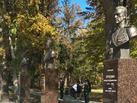 Победную аллею в Ессентуках открыли дети героев Советского Союза