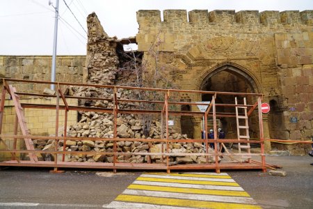 В Дербенте ведутся реставрационные работы разрушенной крепостной стены