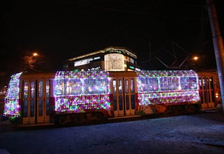 По улицам Пятигорска начал курсировать «Новогодний трамвай»