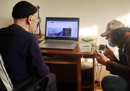 В Нальчике общественники помогли пенсионеру настроить домашний Интернет и провели с ним урок компьютерной грамотности