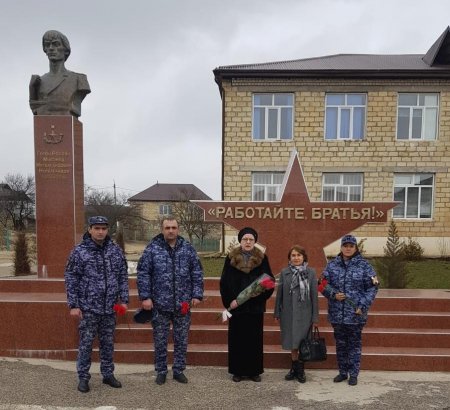 В Дагестане росгвардейцы навестили семью Героя России Магомеда Нурбагандова