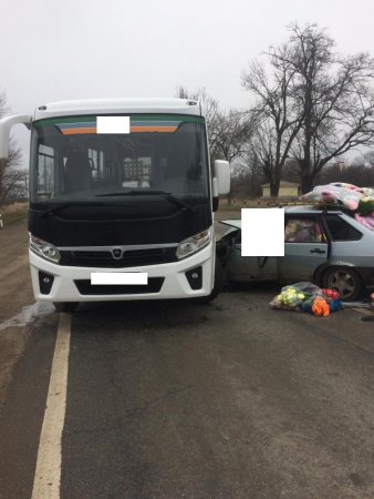 Автобус и легковушка столкнулись под Пятигорском. Один человек погиб.