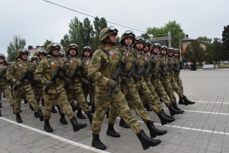 Росгвардейцы стали участниками парада Победы в Каспийске