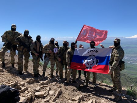 Накауне Дня Победы спецотряд «Гром» и сотрудники Госавтоинспекции совершили восхождение на гору Бештау