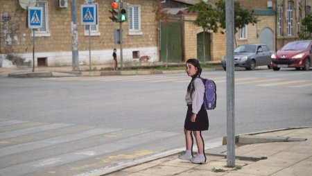 Дербенте на пешеходных переходах устанавливают фигуры детей
