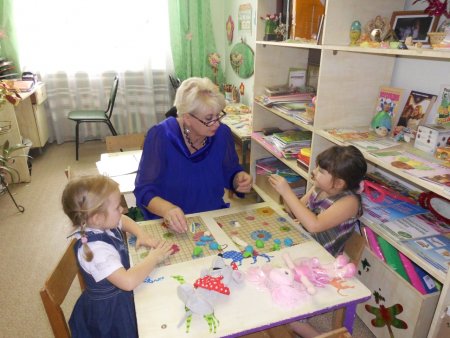 Педагог в детском саду на Ставрополье осваивает с дошкольниками четкую речь и учит творить