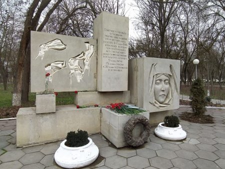 Росгвардейцы почтили память жертв кизлярских событий 1996 года