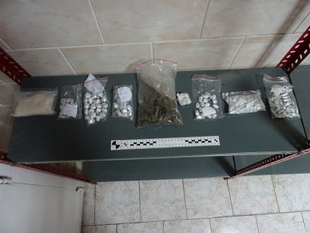 В Пятигорске транспортные полицейские изъяли у наркосбытчика целый ассортимент запрещенных веществ