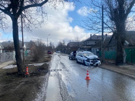 В Пятигорске водитель отечественной легковушки врезался в дерево