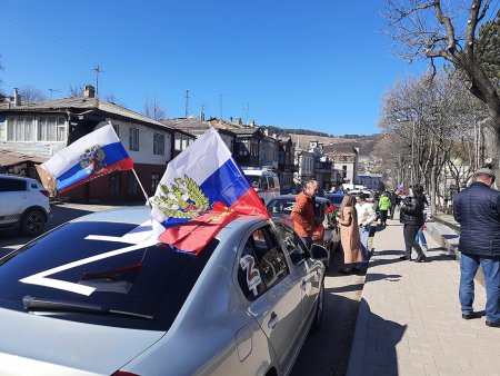 По улицам Кисловодска прошел автопробег в поддержку российской армии