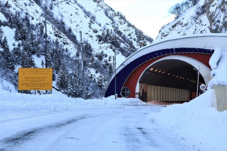 Транскам и Военно-Грузинская дорога закрыты более недели из-за погодных условий