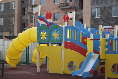 В Кировском округе по инициативе жителей установили детский игровой городок