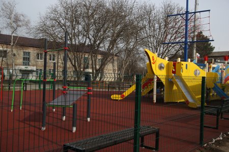 В Кировском округе по инициативе жителей установили детский игровой городок