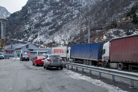 На границе с республикой Грузия скопилось более двух тысяч единиц грузовых автомобилей, движение затруднено!