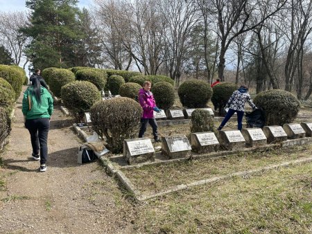 На воинском кладбище Кисловодска провели генеральную уборку