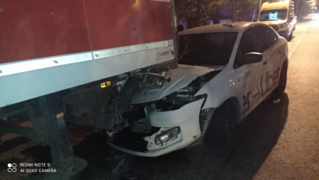 В Ставрополе невнимательный таксист врезался в грузовик