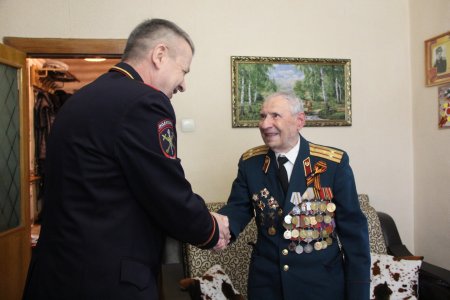 Начальник краевого Главка Андрей Мишагин поздравил с наступающим праздником ветерана Великой Отечественной войны