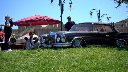 Выставка ретро автомобилей проходит в Дербенте