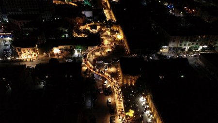 Тысячи людей ежедневно посещают пешеходную смотровую в Дербенте