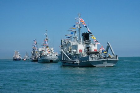 Росгвардия обеспечила охрану общественного порядка во время проведения военно-морского парада в Каспийске