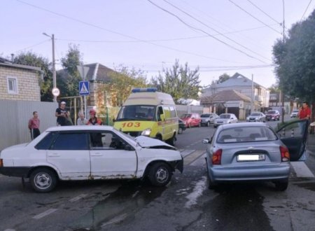 Две легковушки столкнулись на перекрестке в Ставрополе