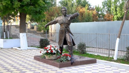 Памятник Льву Манахимову открыли в Дербенте