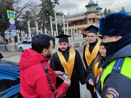 Соблюдение правил проезда пешеходных переходов в курортной зоне Пятигорска контролирует «студенческий патруль»