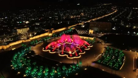 Самый большой фонтан в России поздравил мусульман с праздником Ураза-байрам