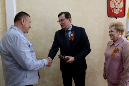 Глава Кисловодска Евгений Моисеев вручил мобилизованному кисловодчанину две государственные награды за участие в СВО